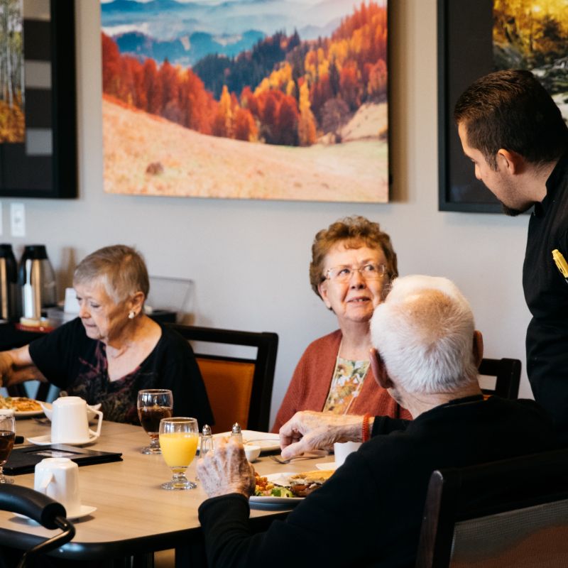Sunny Vista Senior Living Community in Colorado Springs, CO - the retreat residents dining square