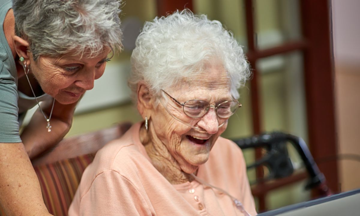 Sunny Vista Senior Living Community in Colorado Springs, CO - sv senior woman receiving computer assistance
